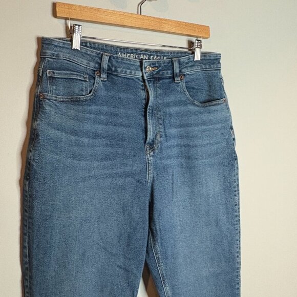 American Eagle medium wash Mom Jeans - Picture 3 of 6